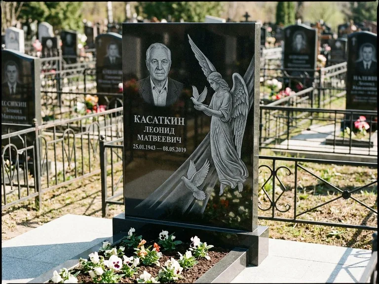 Памятник с гравировкой ангела — гравировка ангела с голубем по диагонали стелы, работа «Касаткин» в Краснодаре