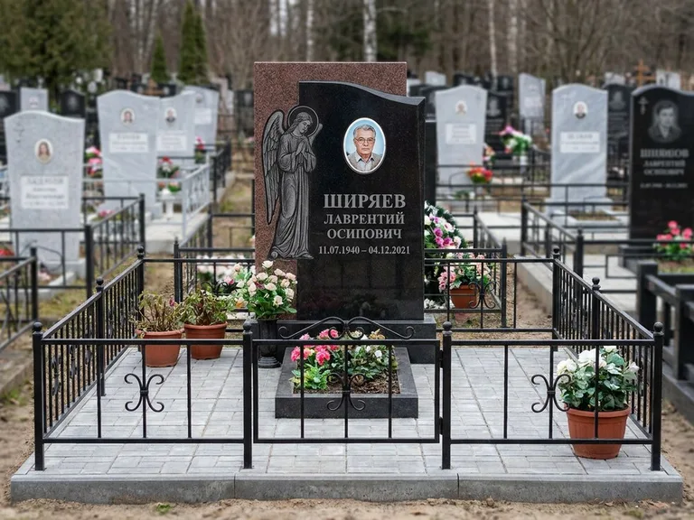 Памятник с гравировкой ангела — гравировка ангела с голубем по диагонали стелы, работа «Селиванов» в Краснодаре