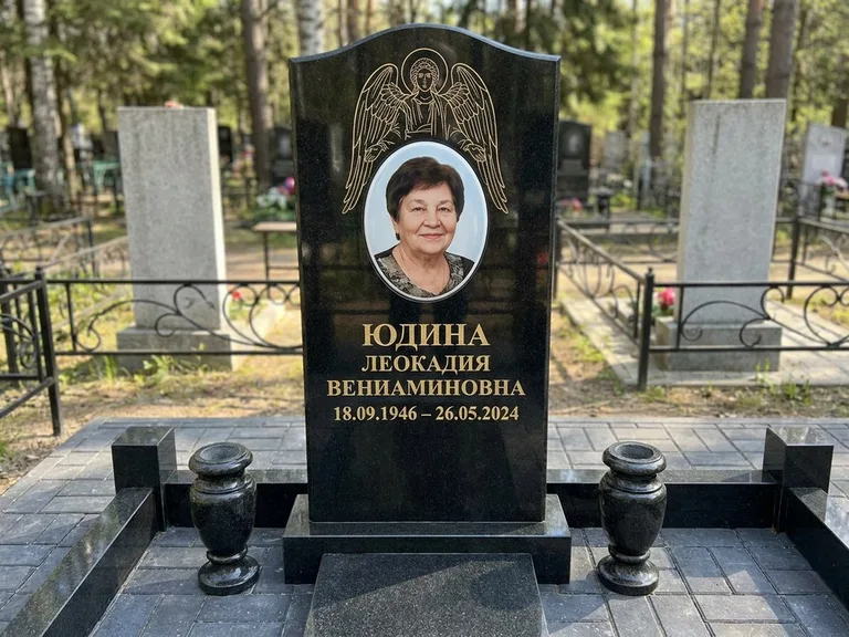 Памятник с гравировкой ангела — гравировка двух ангелов по сторонам портрета, работа «Гордеева» в Краснодаре