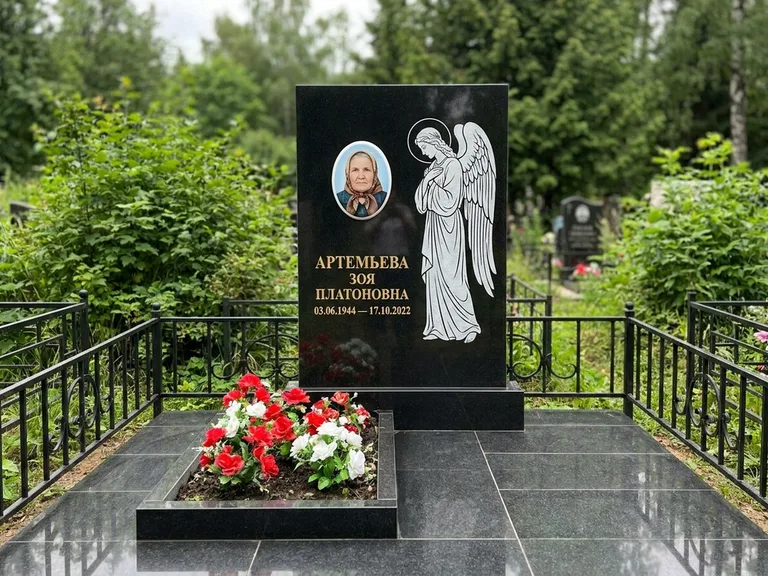 Памятник с гравировкой ангела — гравировка ангела в облаках с лучами над портретом, работа «Фаддеев» в Краснодаре