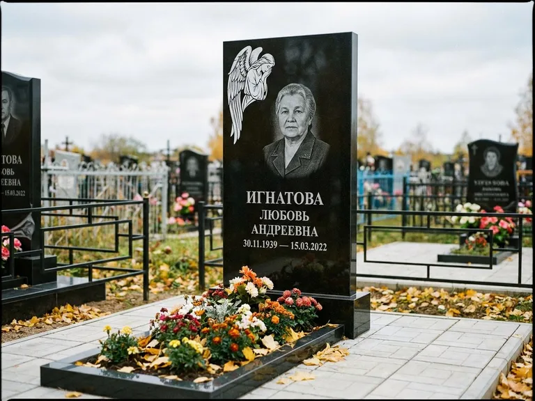 Памятник с гравировкой ангела — белая гравировка скорбящего ангела над портретом, работа «Игнатова» в Краснодаре