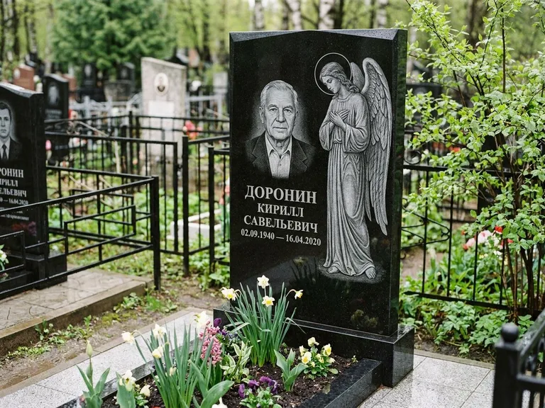 Памятник с гравировкой ангела — гравировка ангела-хранителя сбоку от портрета, работа «Доронин» в Краснодаре