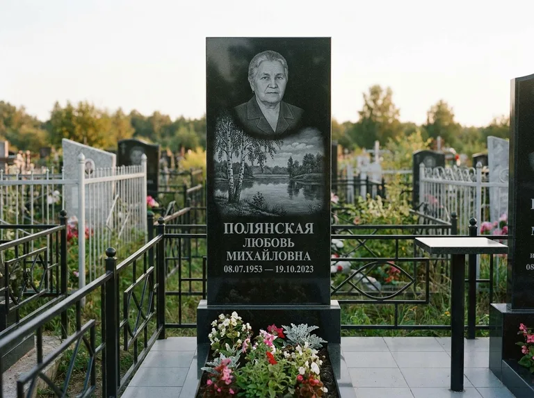 Памятник с гравировкой берёзы — гравировка берёзы у зеркального озера, работа «Полянская» в Краснодаре