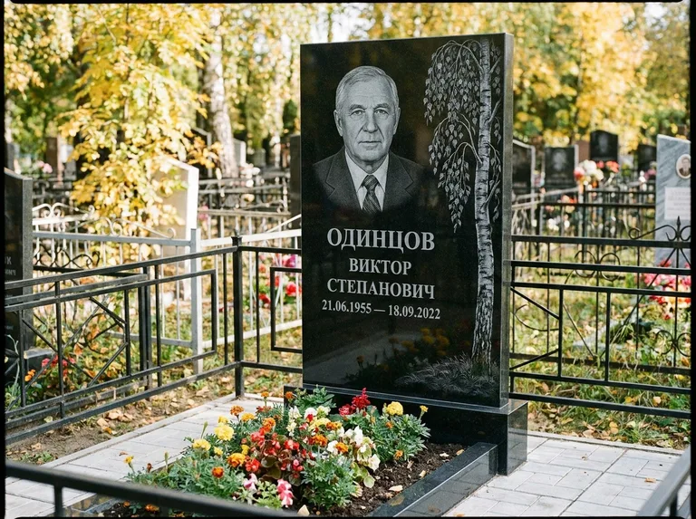 Памятник с гравировкой берёзы — гравировка плакучей берёзы с тонкими ветвями, работа «Одинцов» в Краснодаре