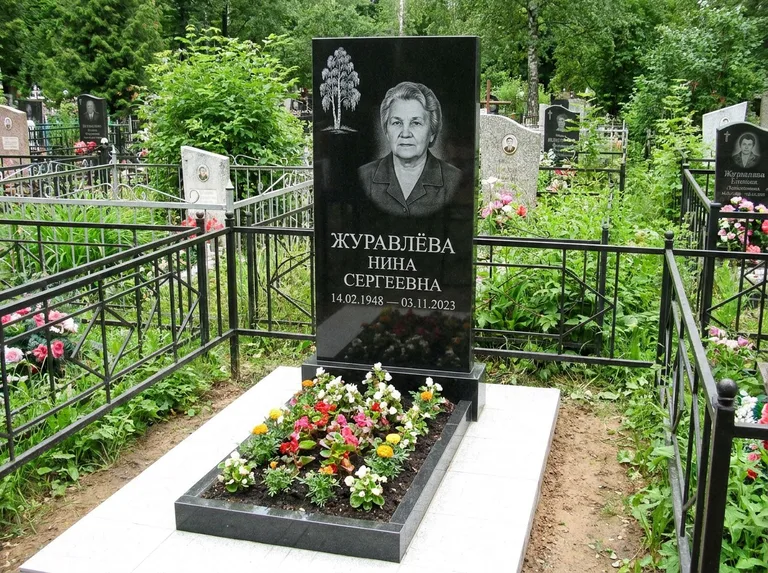 Памятник с гравировкой берёзы — гравировка одинокой берёзы над именем, работа «Журавлёва» в Краснодаре