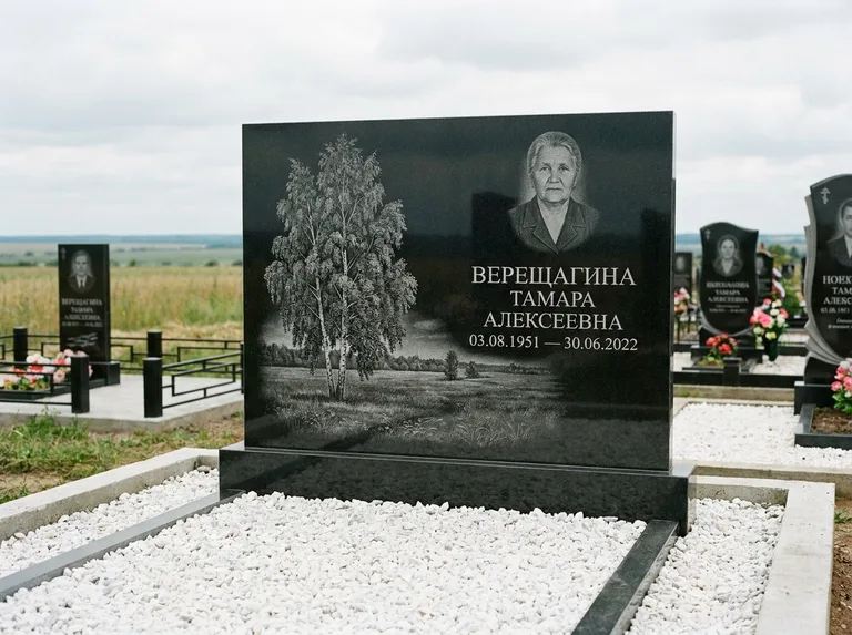 Памятник с гравировкой берёзы: широкая горизонтальная стела — берёза у поля, простор до горизонта, белая мраморная крошка с бордюром, работа «Верещагина» в Краснодаре
