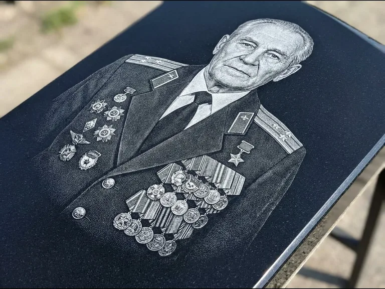 Гравировка фото на памятнике — военный / ветеран в Краснодаре