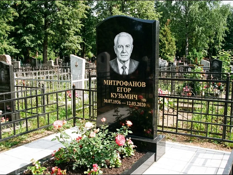 Гравировка портрета на чёрном граните — выполненная работа 29 в Краснодаре