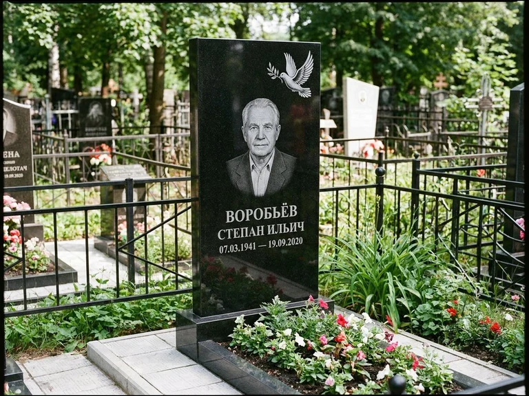 Гравировка голубей на памятник в Краснодаре — памятник из чёрного гранита с гравировкой