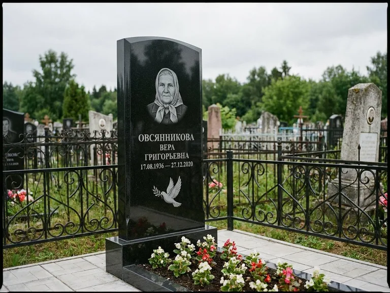 Памятник с гравировкой голубей — гравировка голубя с оливковой ветвью рядом с эпитафией, работа «Овсянникова» в Краснодаре