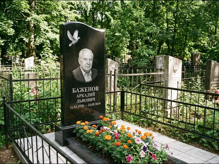 Памятник с гравировкой голубей — белая гравировка взлетающего голубя над портретом, работа «Баженов» в Краснодаре