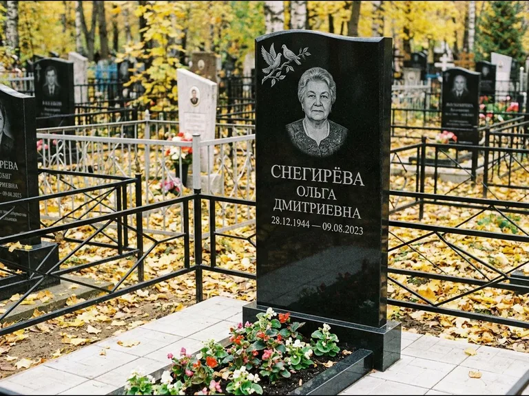 Памятник с гравировкой голубей — гравировка пары голубей на ветке в верхнем углу стелы, работа «Снегирёва» в Краснодаре