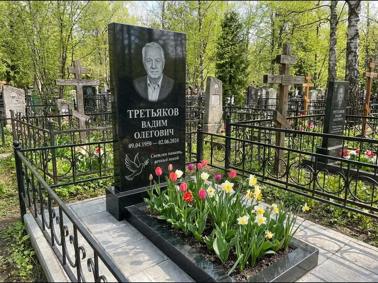 Памятник с гравировкой голубей — гравировка голубя с оливковой ветвью рядом с эпитафией, работа «Третьяков» в Краснодаре