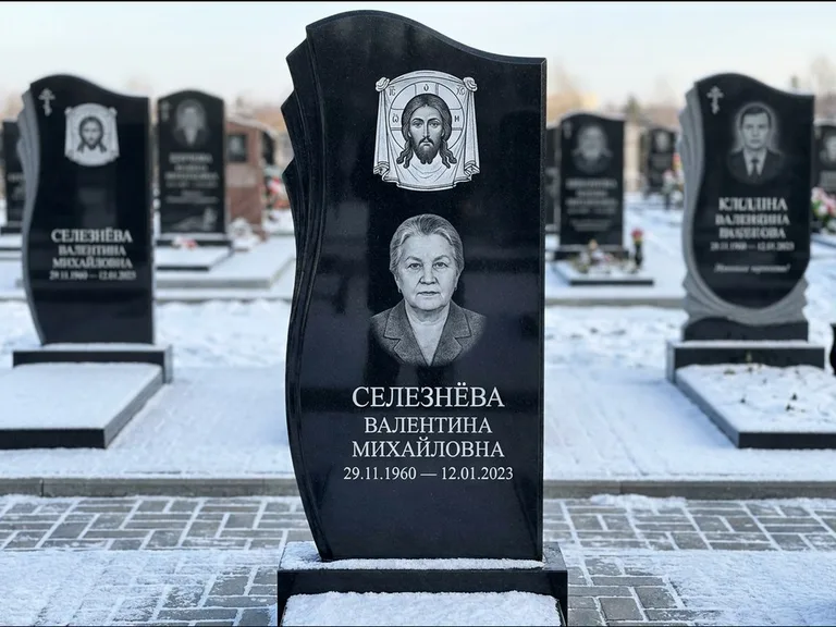 Памятник с гравировкой иконы — Казанская икона Божией Матери на стеле, работа «Одинцов» в Краснодаре