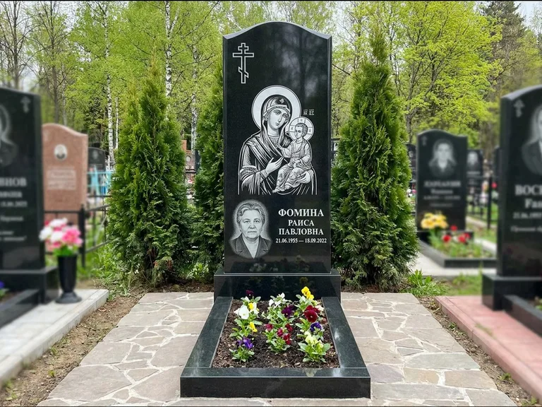 Памятник с гравировкой иконы — икона в резном киоте, работа «Гущин» в Краснодаре