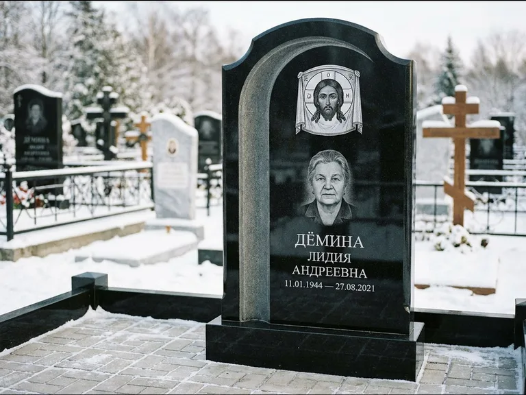Памятник с гравировкой иконы: гранёный восьмиугольный обелиск с крестом — гравировка Николая Чудотворца, семейный участок с гранитной скамьёй, работа «Зотов» в Краснодаре