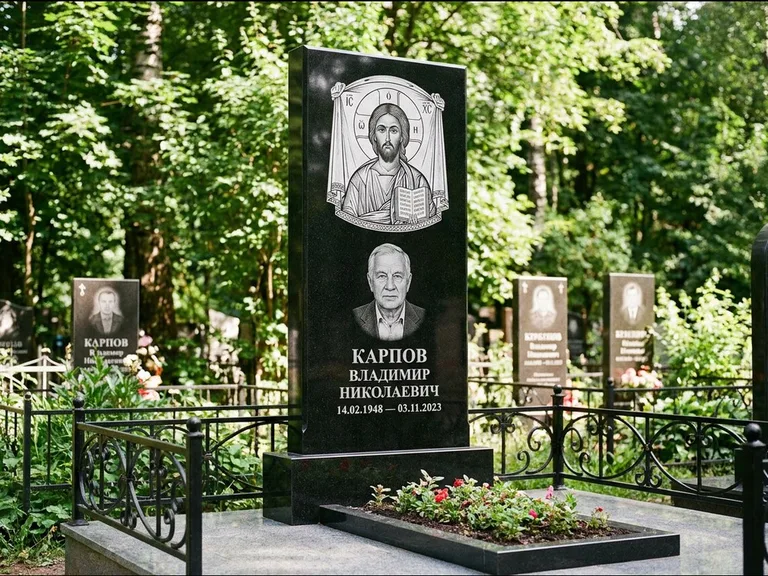 Памятник с гравировкой иконы: широкая двойная семейная стела — золочёный нимб на образе, цветник с красными розами, работа «Воронцова» в Краснодаре