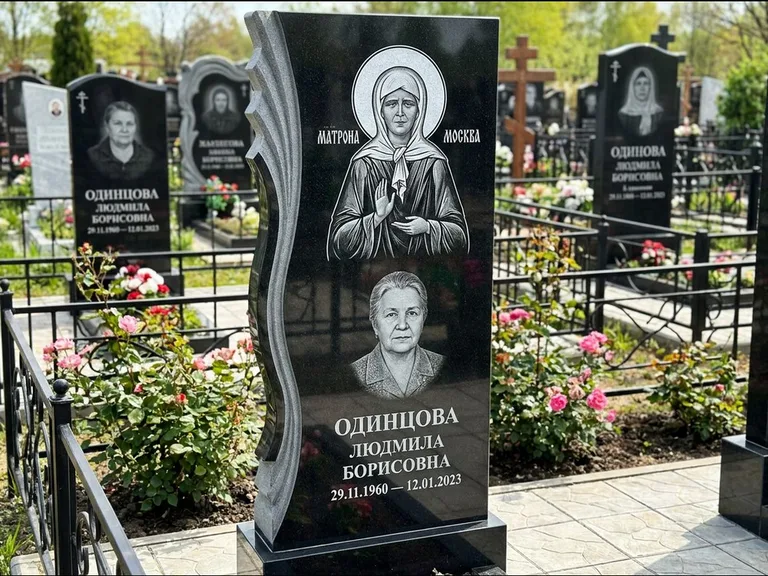 Памятник с гравировкой иконы: ступенчатая двухуровневая стела — Архангел Михаил на стеле, каменная дорожка из плитняка, работа «Одинцов» в Краснодаре