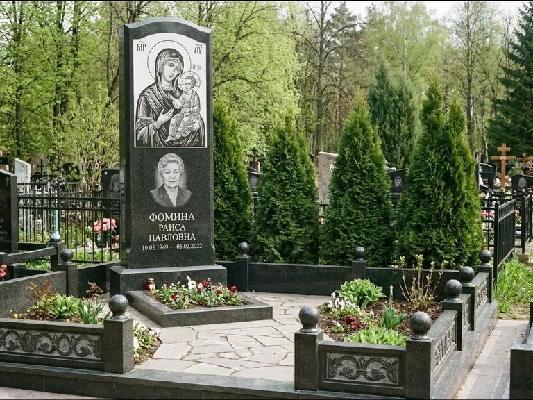 Памятник с гравировкой иконы: высокий гранёный обелиск с крестом-навершием — гравировка образа Матроны Московской, открытый участок без ограды, работа «Третьяков» в Краснодаре