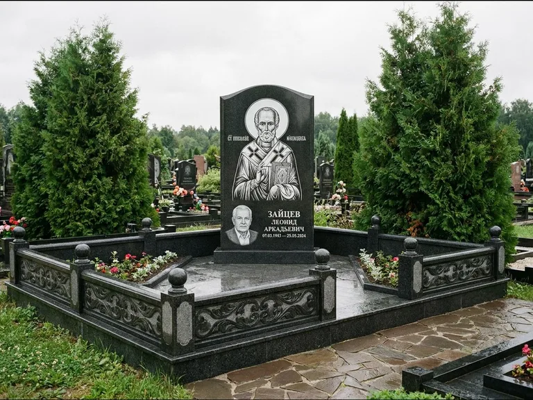 Памятник с гравировкой иконы: стела с гранитным столиком и скамьёй — Архангел Михаил на стеле, семейный участок с плиткой, работа «Верещагина» в Краснодаре