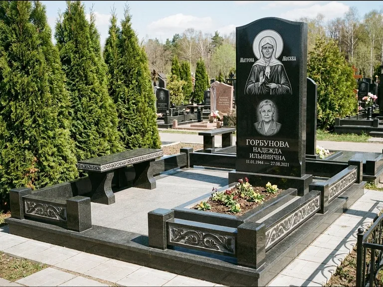 Памятник с гравировкой иконы: стела в форме раскрытой книги с образом — гравировка образа Спасителя, цоколь тёмной плиткой, работа «Зотов» в Краснодаре