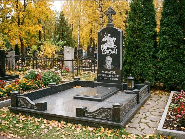 Памятник с гравировкой иконы: ступенчатая трёхуровневая стела — золочёный нимб на образе, дорожка из природного плитняка, работа «Лебедева» в Краснодаре