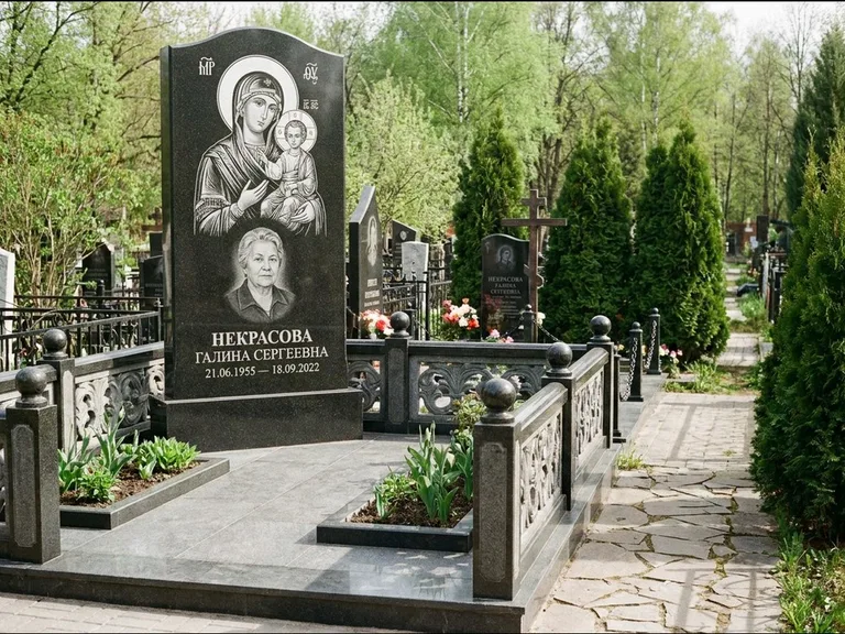 Памятник с гравировкой иконы: полукруглая стела с купольным навершием — Архангел Михаил на стеле, заснеженный зимний участок, работа «Гущин» в Краснодаре