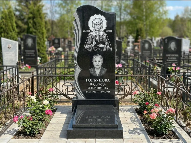 Памятник с гравировкой иконы — икона в резном киоте, работа «Одинцов» в Краснодаре