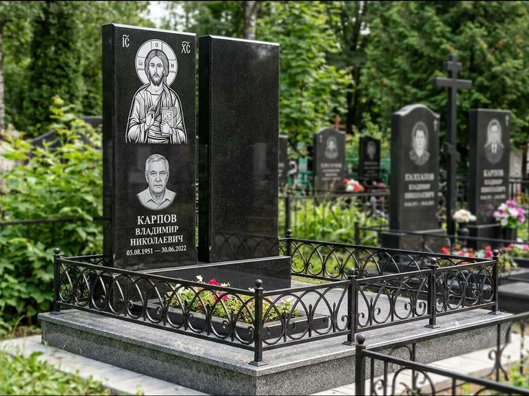Памятник с гравировкой иконы — Казанская икона Божией Матери на стеле, работа «Богданова» в Краснодаре