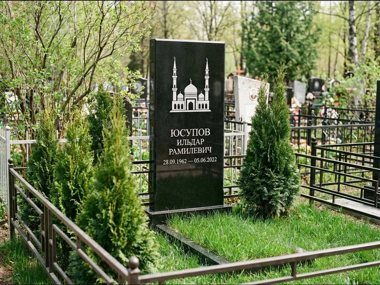 Мусульманский памятник с гравировкой мечети — силуэт мечети с двумя минаретами над именем, работа «Юсупов» в Краснодаре