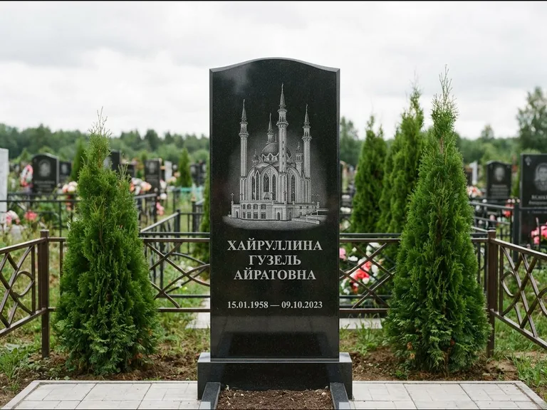 Мусульманский памятник с гравировкой мечети — мечеть Кул-Шариф на обороте стелы, работа «Хайруллина» в Краснодаре
