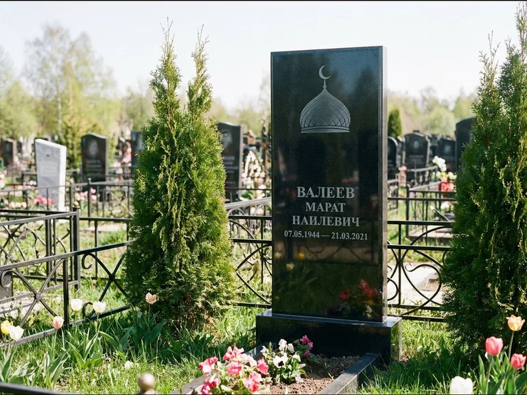 Мусульманский памятник с гравировкой мечети — купол с полумесяцем в верхней части, работа «Валеев» в Краснодаре