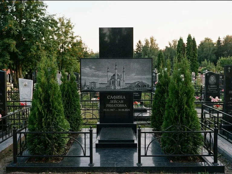 Мусульманский памятник с гравировкой мечети — панорама мечети во всю ширину стелы, работа «Сафина» в Краснодаре