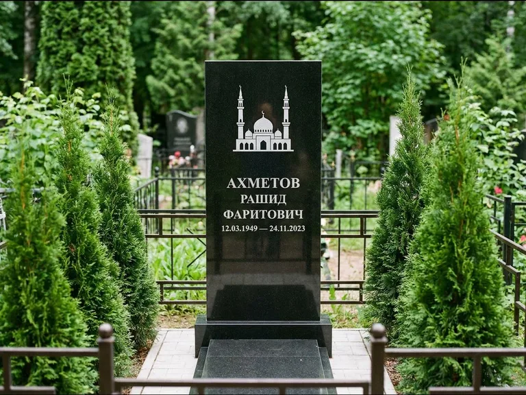 Мусульманский памятник с гравировкой мечети — силуэт мечети с двумя минаретами над именем, работа «Ахметов» в Краснодаре