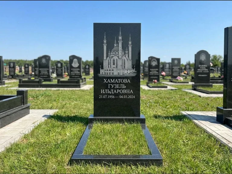 Мусульманский памятник с гравировкой мечети: небольшая скромная одиночная стела — золочёная гравировка мечети, аккуратный участок с газоном, работа «Нигматуллина» в Краснодаре