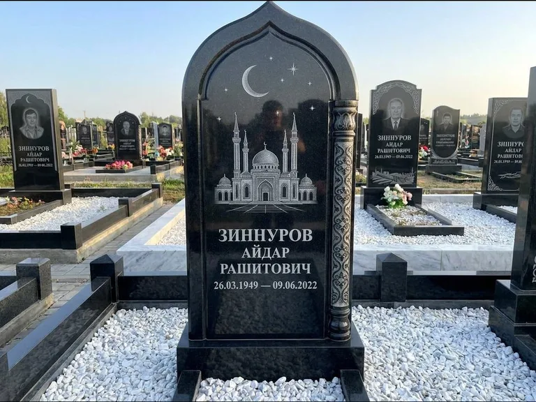 Мусульманский памятник с гравировкой мечети: стела с михраб-верхом и резной боковой колонной — детализированная гравировка мечети Кул-Шариф, белая мраморная крошка, работа «Ахметов» в Краснодаре