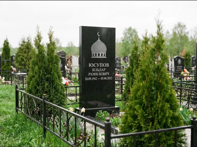 Мусульманский памятник с гравировкой мечети — купол с полумесяцем в верхней части, работа «Юсупов» в Краснодаре