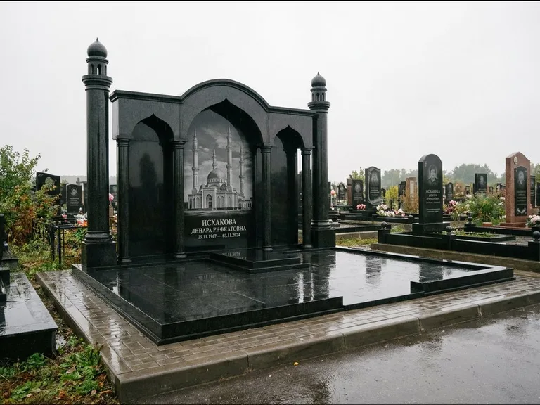 Мусульманский памятник с гравировкой мечети: семейный мемориал с колоннами-минаретами и аркой — золочёная гравировка мечети, большая мощёная площадка, работа «Абдуллаева» в Краснодаре