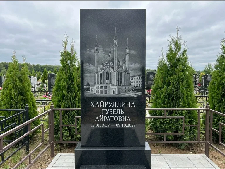 Мусульманский памятник с гравировкой мечети — панорама мечети во всю ширину стелы, работа «Хайруллина» в Краснодаре