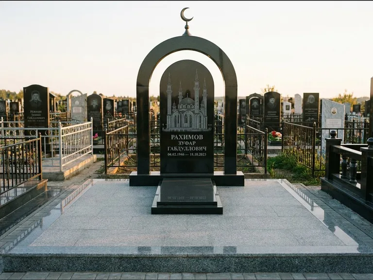 Мусульманский памятник с гравировкой мечети: монументальная стела-арка с полумесяцем на вершине — детализированная гравировка мечети Кул-Шариф, мощёная гранитная площадка с бордюром, работа «Юсупов» в Краснодаре