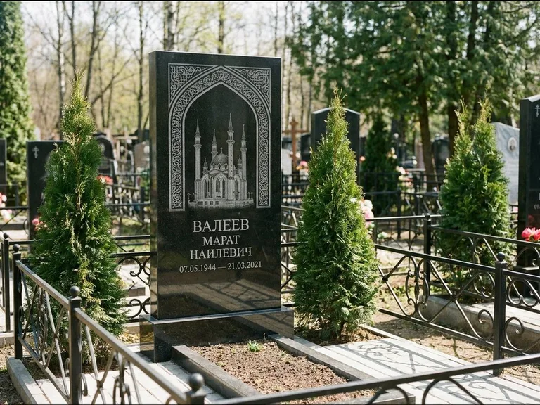 Мусульманский памятник с гравировкой мечети — мечеть в восточной арке с орнаментом, работа «Валеев» в Краснодаре