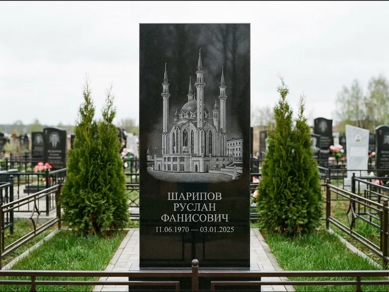 Мусульманский памятник с гравировкой мечети — мечеть Кул-Шариф на обороте стелы, работа «Шарипов» в Краснодаре