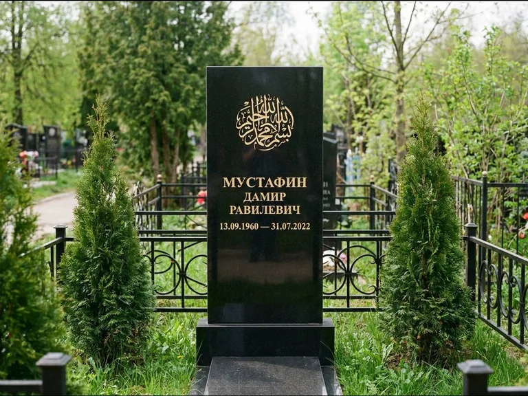 Мусульманский памятник — шахада в верхней части стелы, работа «Мустафин» в Краснодаре