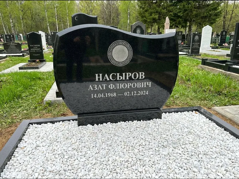 Мусульманский памятник: стела с волнообразным скошенным верхом — гравировка мечети под полумесяцем и звёздами, белая мраморная крошка с бордюром, работа «Насыров» в Краснодаре