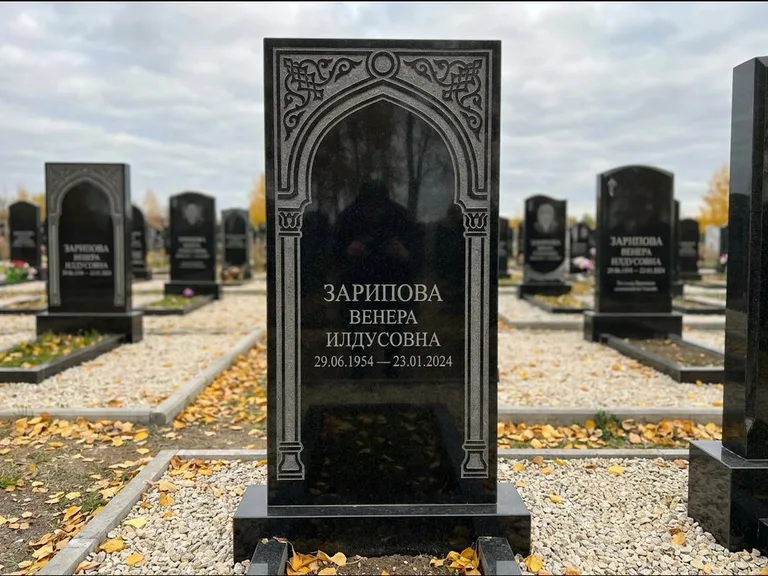 Мусульманский памятник: фигурная стела с михраб-нишей — гравировка мечети в михраб-арке с орнаментом, светлая гравийная отсыпка, работа «Зарипова» в Краснодаре