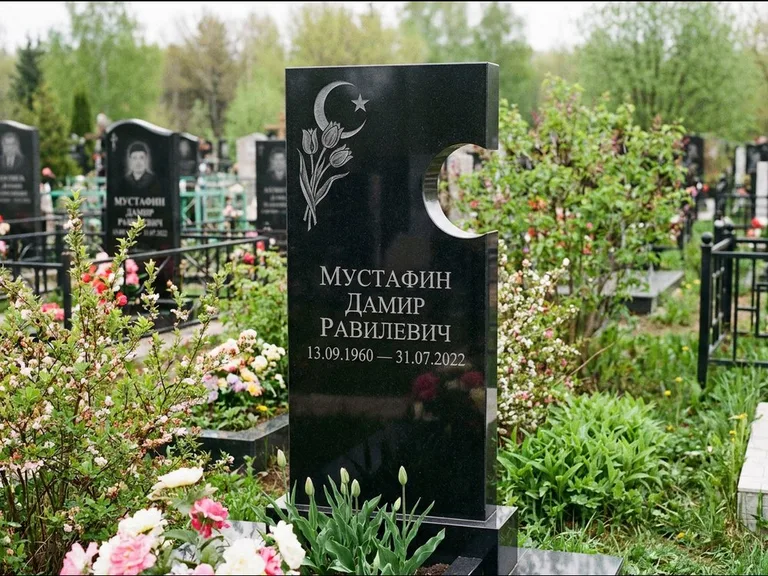 Мусульманский памятник: стела с боковым вырезом в форме полумесяца — гравировка минарета с полумесяцем, низкие кусты в цвету, работа «Мустафин» в Краснодаре