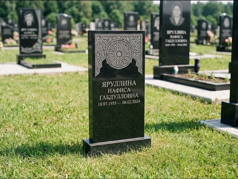 Мусульманский памятник: небольшая скромная невысокая стела — золочёная гравировка мечети, аккуратный участок с газоном, работа «Фахрутдинова» в Краснодаре