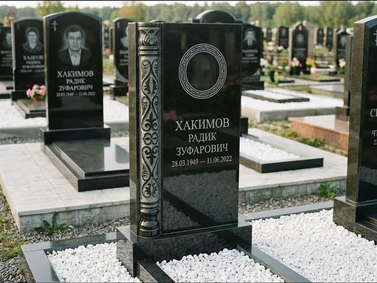 Мусульманский памятник: стела с боковой резной орнаментальной колонной — детализированная гравировка мечети Кул-Шариф, белая мраморная крошка, работа «Хабибуллин» в Краснодаре
