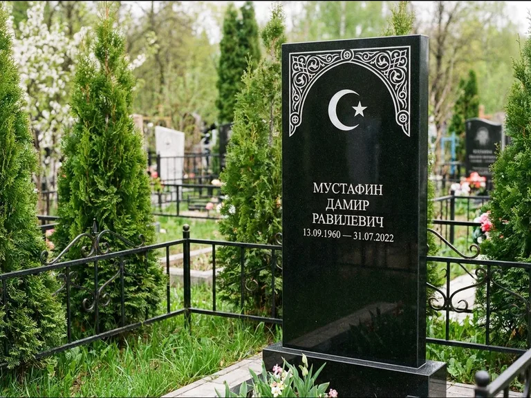 Мусульманский памятник — полумесяц со звездой и орнамент-бордюр, работа «Мустафин» в Краснодаре