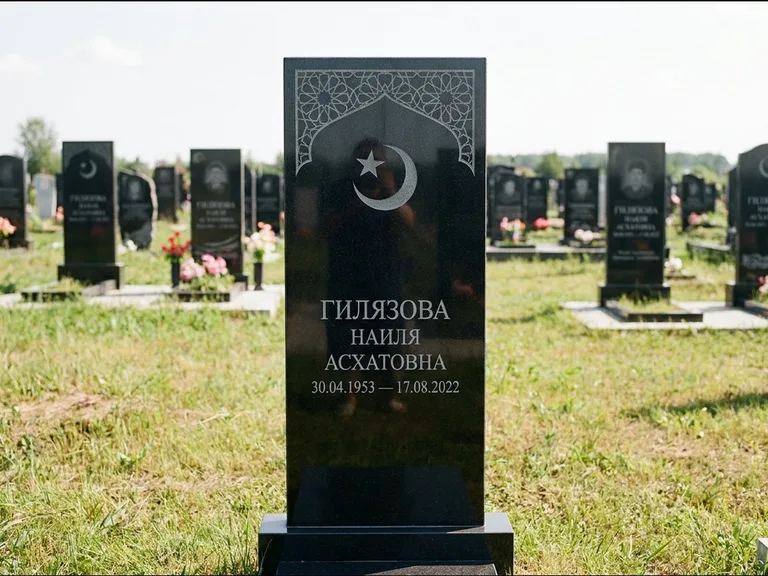 Мусульманский памятник: узкая вертикальная стела-пилон с полумесяцем — гравировка мечети в михраб-арке с орнаментом, открытая лужайка без ограды, работа «Ибрагимова» в Краснодаре